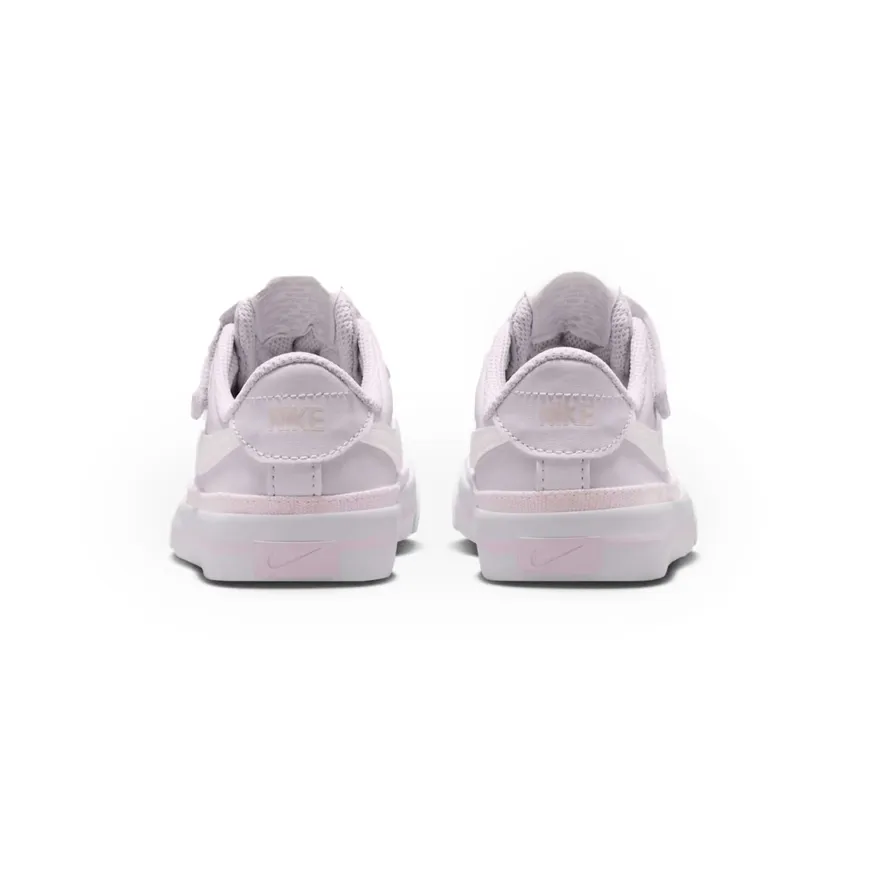 Tênis infantil feminino Nike Court Legacy BPV lilás visto de lado com detalhes em rosa